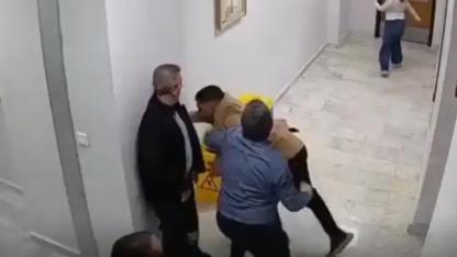 Devlet hastanesinde güvenlikten uygunsuz görüntüler! Hastalar şifa beklerken rezaleti izledi