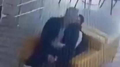 Devlet hastanesinde güvenlikten uygunsuz görüntüler! Hastalar şifa beklerken rezaleti izledi