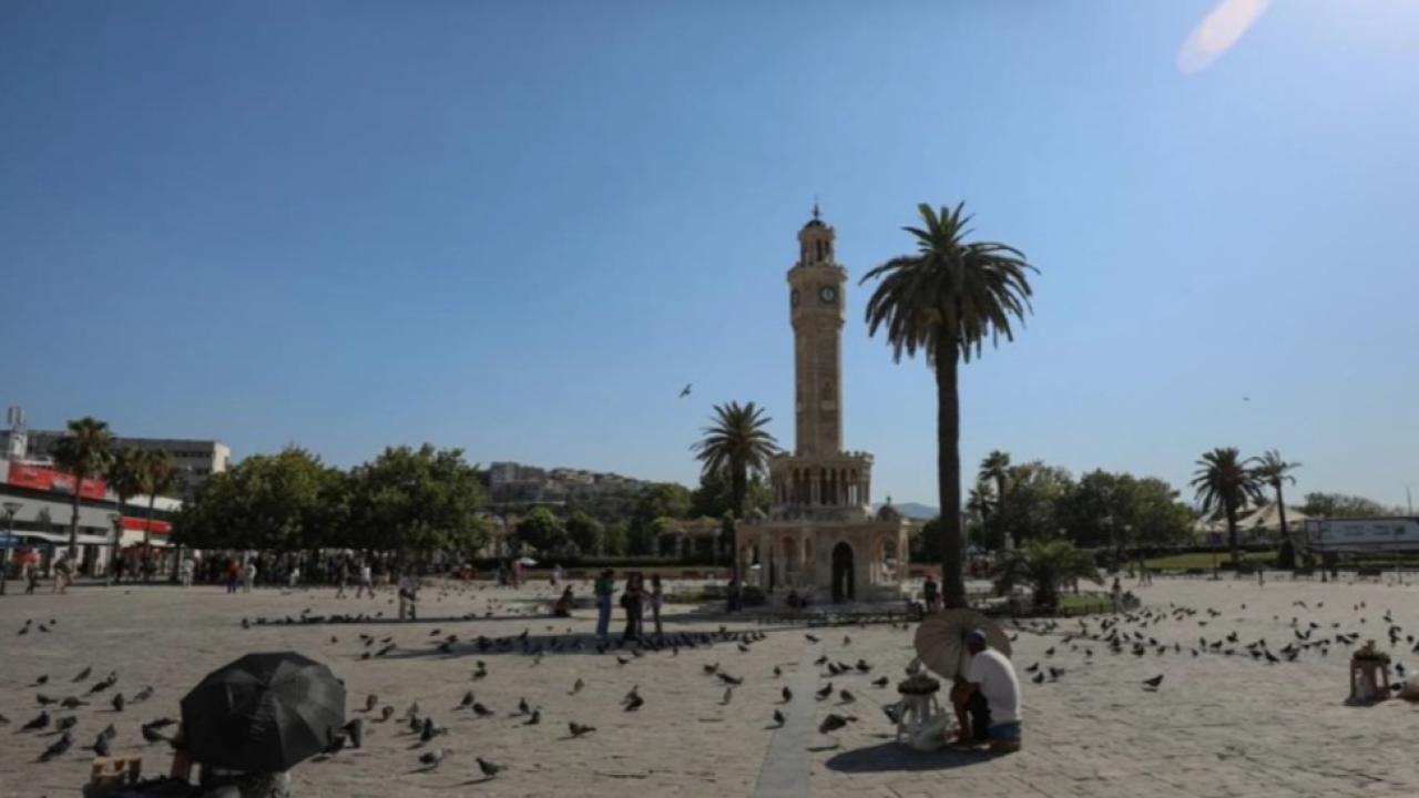 İzmir'de bugün termometreler 40 dereceyi görecek! Bunaltıcı sıcaklar sürüyor