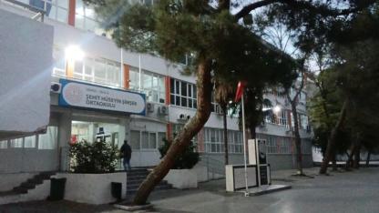 Öğrenciler diken üstünde… Buca’da deprem riskli okulda eğitim devam ediyor