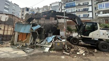 Konak’ta metruk binalar yıkılıyor