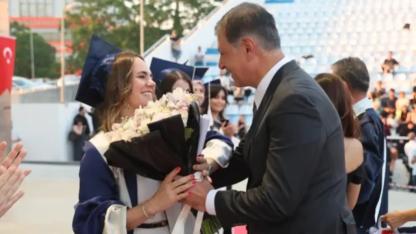 Başkan Cemil Tugay, eşinin mezuniyet gururunu paylaştı