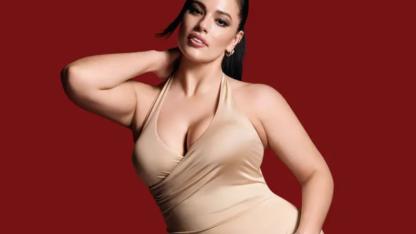 Havuzda objektiflere yansıyan Ashley Graham, kırmızı mayosuyla formunu gözler önüne serdi.