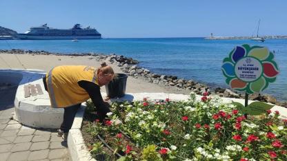 Kuşadası’nda Yeşil Alanlar Yenileniyor