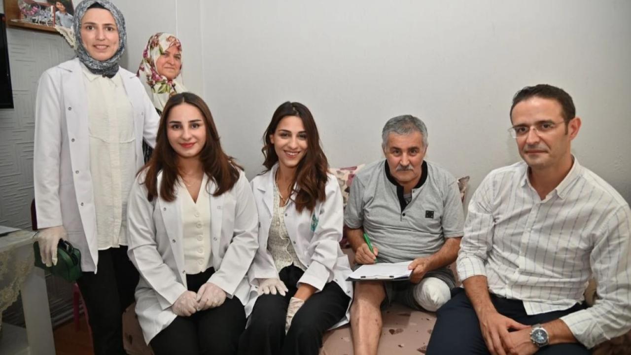 Manisa Büyükşehir’in evde bakım hizmeti vatandaşların yaşamını kolaylaştırıyor