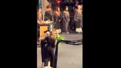 Mezuniyet töreninde skandal! Filistinli öğrencinin boynundaki kefiyeyi çekip çıkardı