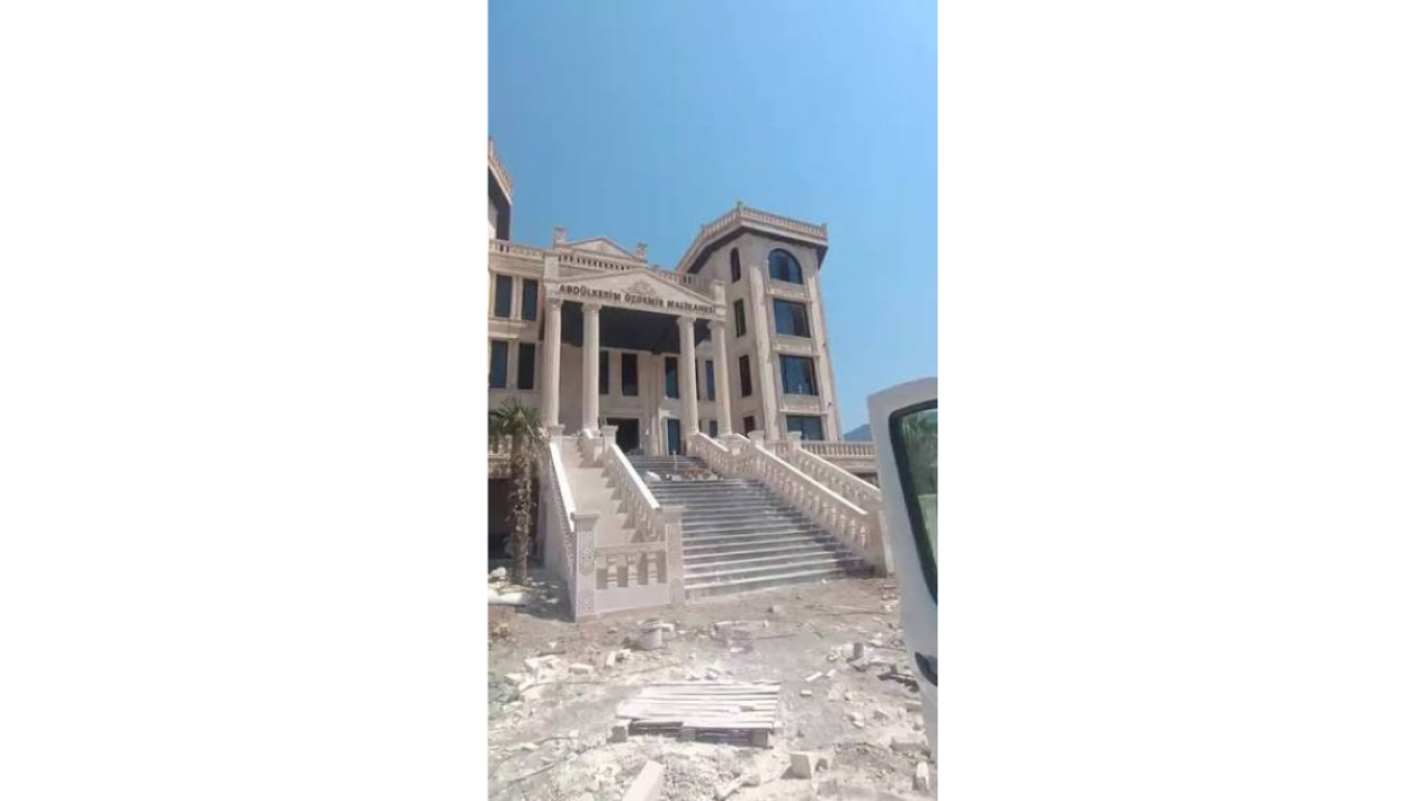 Roma Saraylarını Aratmıyor! Aşiret Ağasının Dev Malikanesi Gündem Oldu