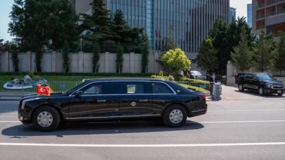 Trump'ın Zırhlı Aracı Dikkat Çekti! Elektronik Kalkan Canlı Yayınları Kesti